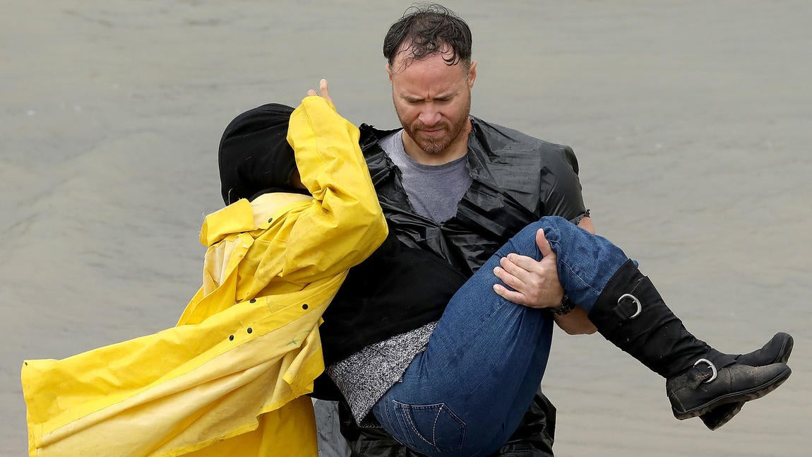 Τυφώνας Χάρβεϊ: Δεν άντεξε φράγμα στις Λίμνες Κολούμπια – Έκκληση στους κατοίκους να εγκαταλείψουν